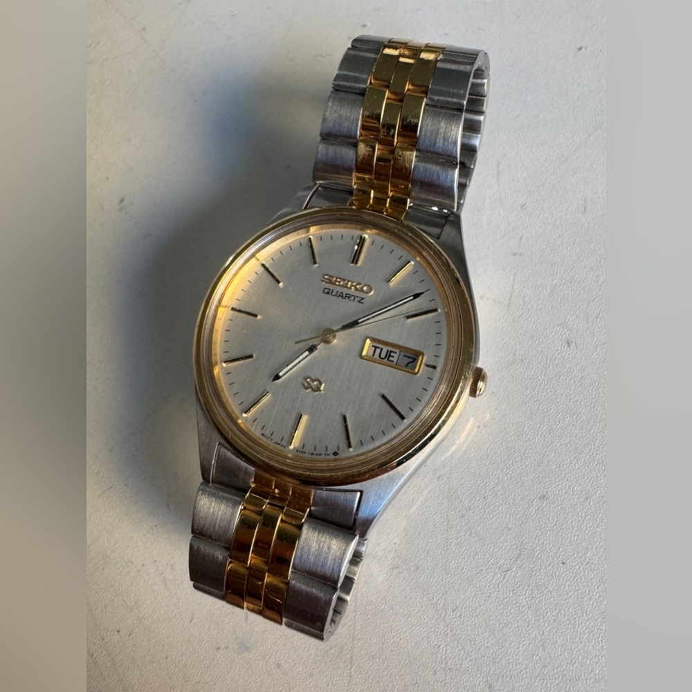 Seiko Two-Tone Silver and Gold Men's Watch - Picture 3 of 12